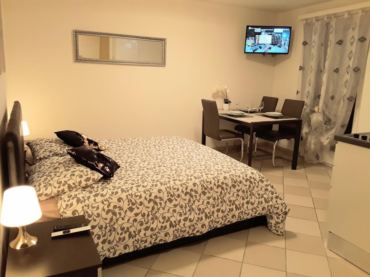 Holidays Homes Il Folletto Quartino Bagian luar foto